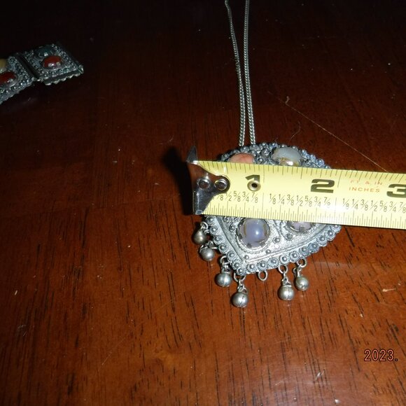 Agate Stones in a Vintage Necklace and Pendent on a silver tone setting - Picture 4 of 16